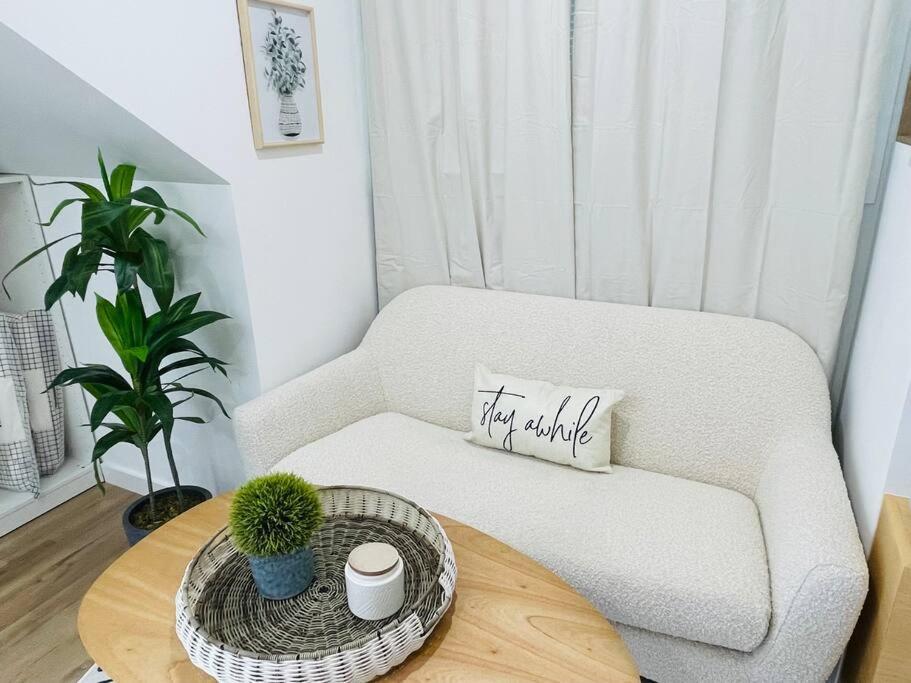 Stylish Cozy One Bedroom Studio With Free Parking ビクトリア エクステリア 写真