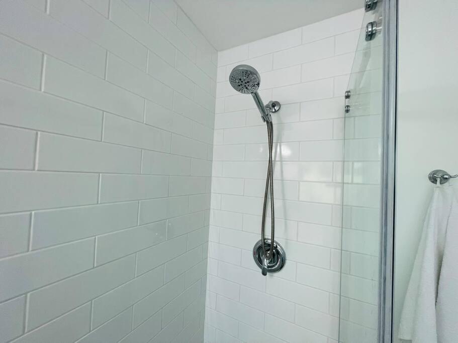 Stylish Cozy One Bedroom Studio With Free Parking ビクトリア エクステリア 写真