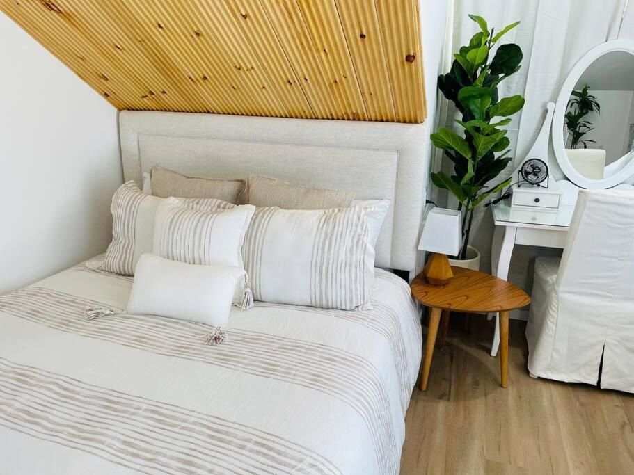 Stylish Cozy One Bedroom Studio With Free Parking ビクトリア エクステリア 写真