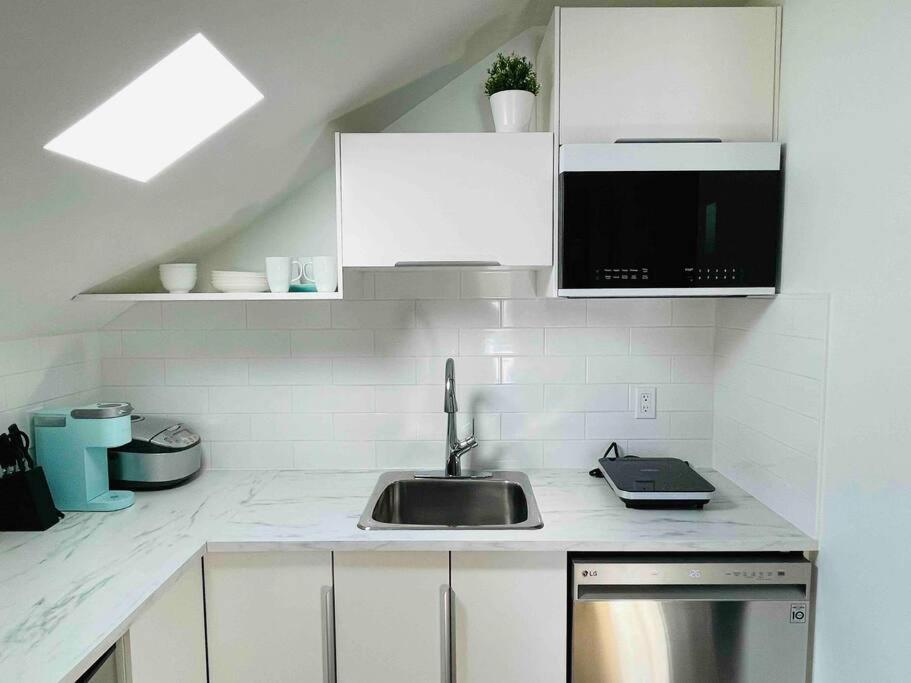 Stylish Cozy One Bedroom Studio With Free Parking ビクトリア エクステリア 写真