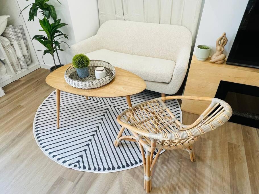 Stylish Cozy One Bedroom Studio With Free Parking ビクトリア エクステリア 写真