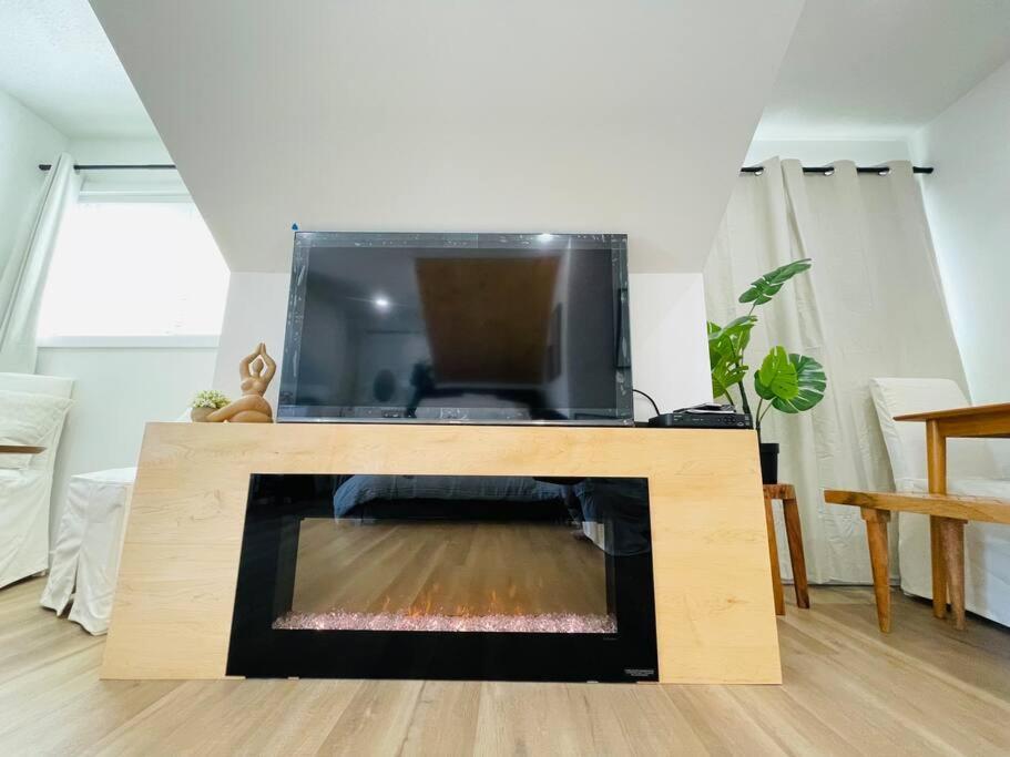 Stylish Cozy One Bedroom Studio With Free Parking ビクトリア エクステリア 写真