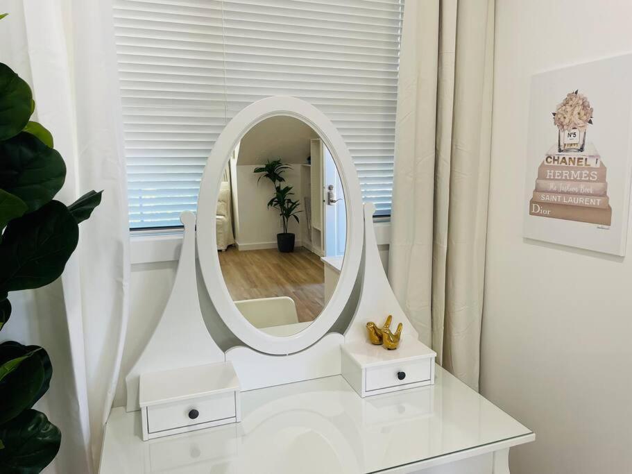 Stylish Cozy One Bedroom Studio With Free Parking ビクトリア エクステリア 写真