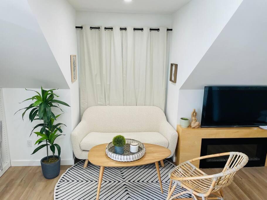 Stylish Cozy One Bedroom Studio With Free Parking ビクトリア エクステリア 写真