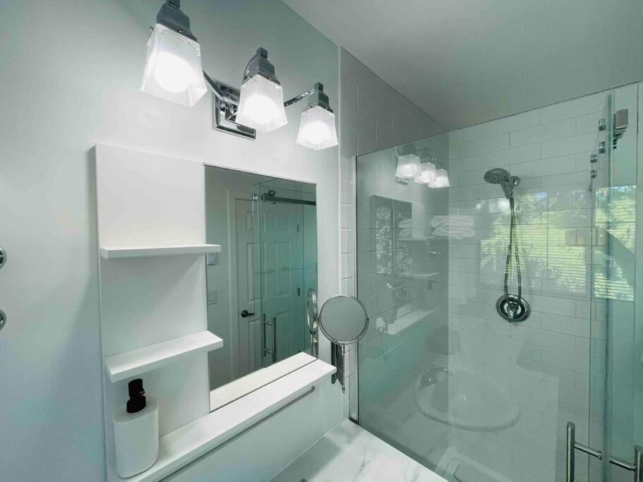 Stylish Cozy One Bedroom Studio With Free Parking ビクトリア エクステリア 写真