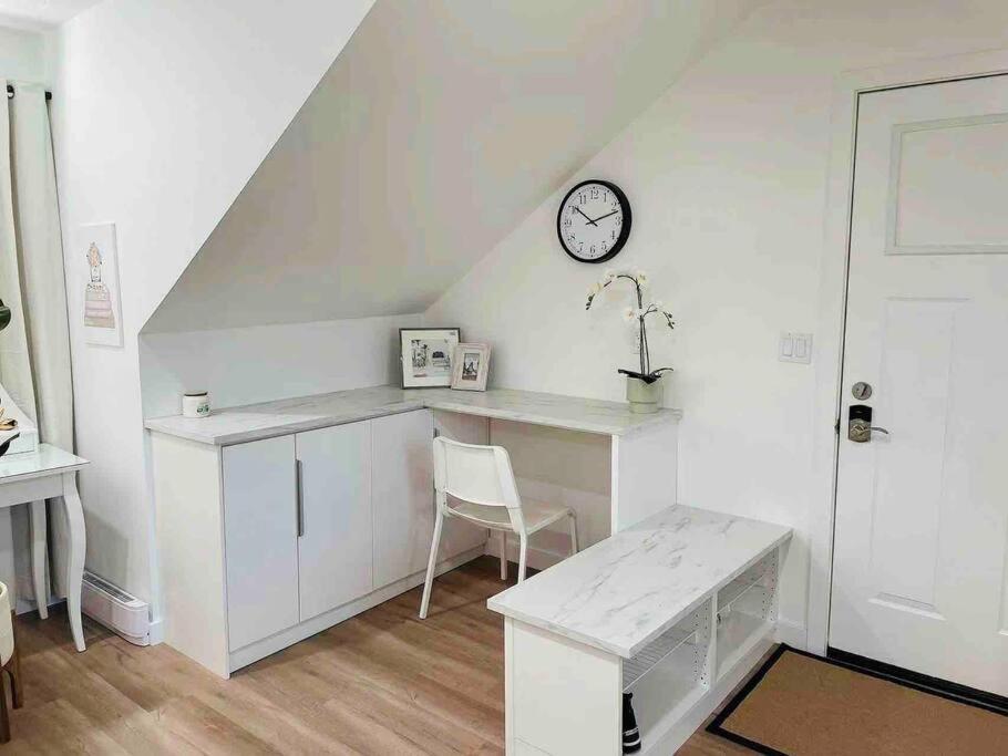 Stylish Cozy One Bedroom Studio With Free Parking ビクトリア エクステリア 写真