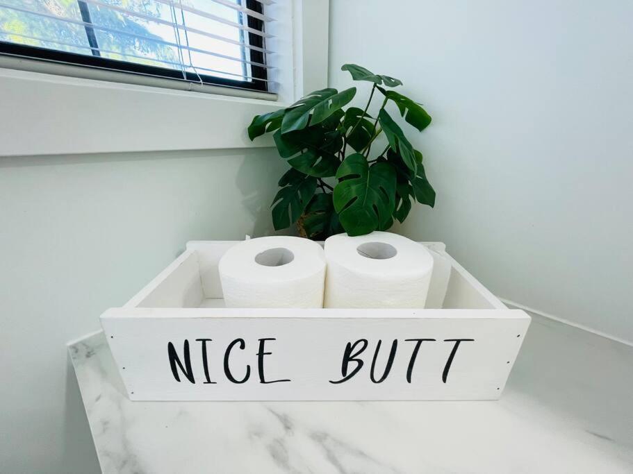 Stylish Cozy One Bedroom Studio With Free Parking ビクトリア エクステリア 写真